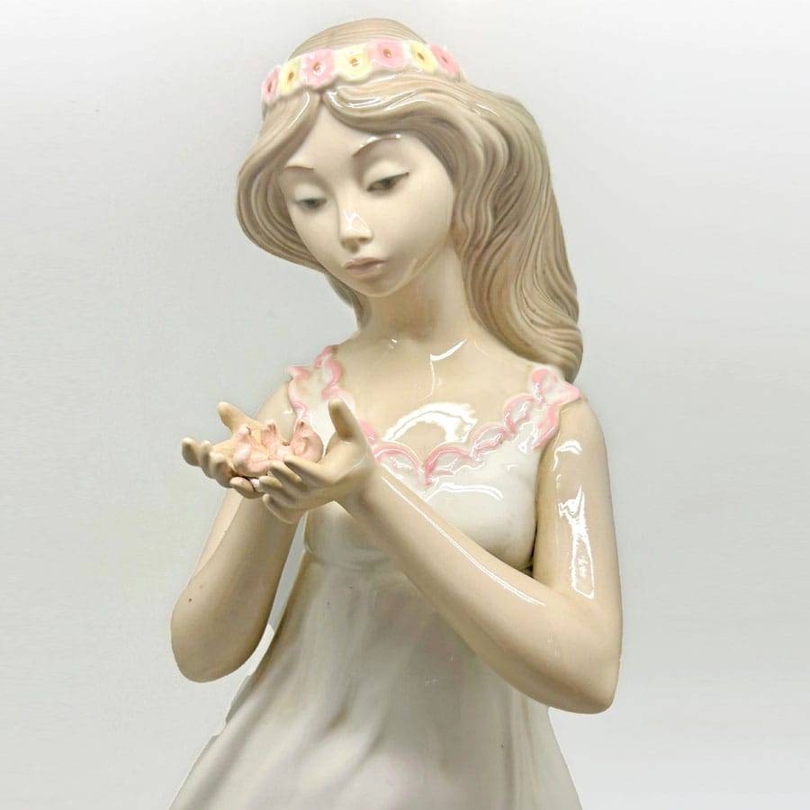 Nao By Lladro Large Figurine Lady Holding Flower