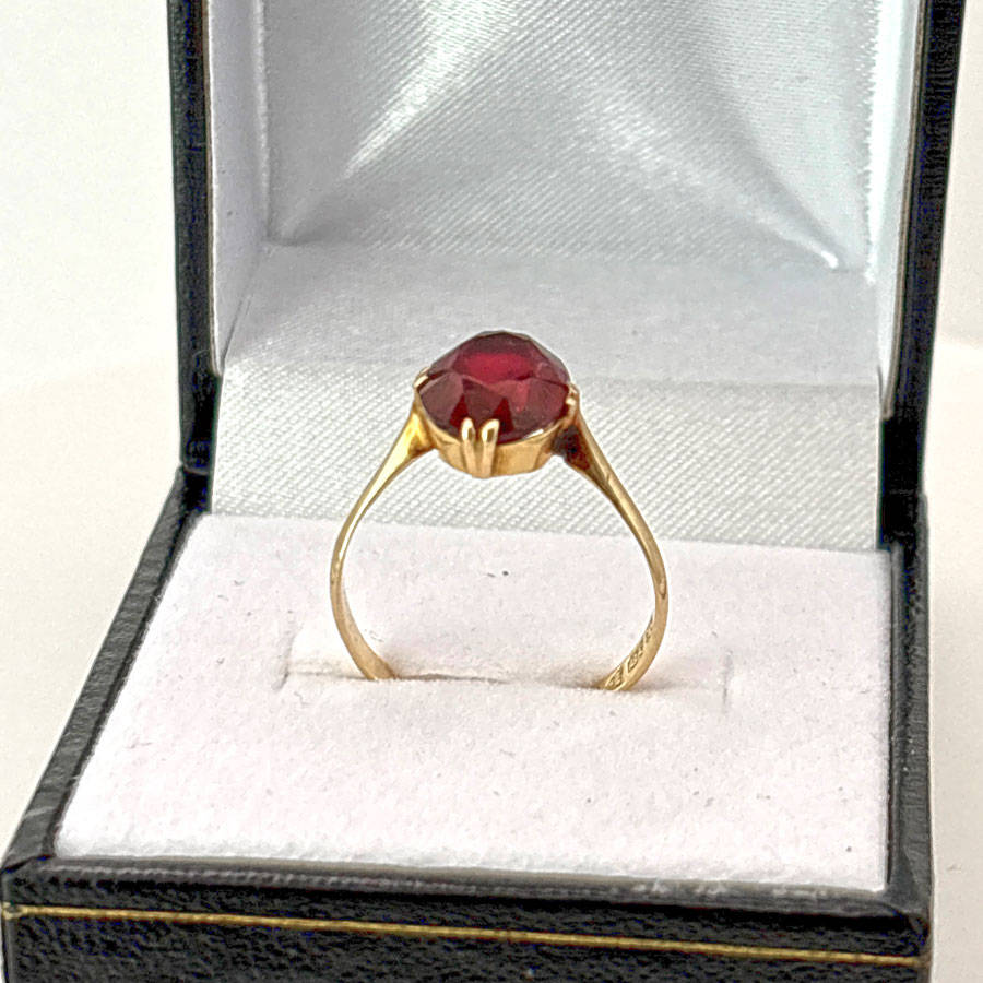 18ct Solitaire Garnet Ring