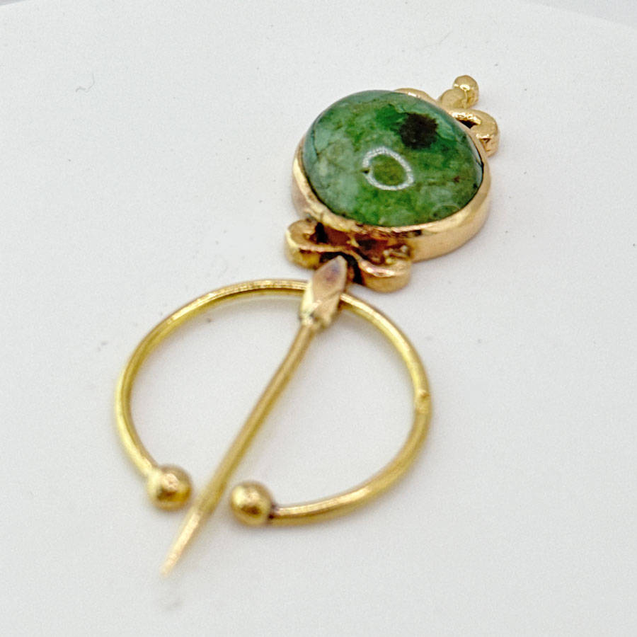 18ct Gold Cabochon Jade Pin Brooch