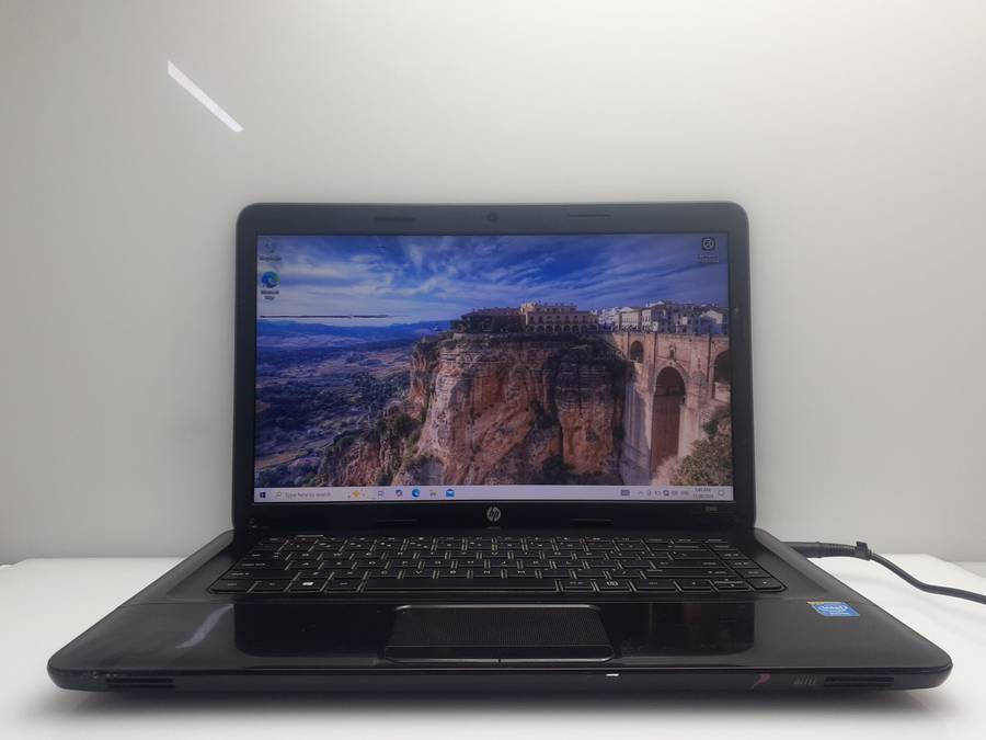 HP 2000-2d01SI "Celeron 1000M" 1.80GHz 4GB RAM 320GB HDD Cracked Casing | No Battery | Faulty Key...