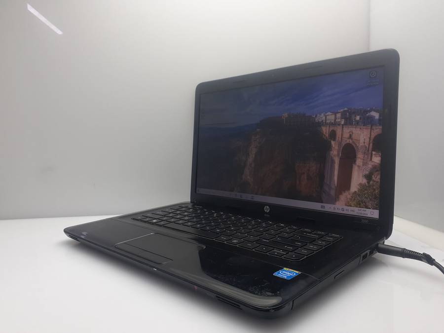 HP 2000-2d01SI "Celeron 1000M" 1.80GHz 4GB RAM 320GB HDD Cracked Casing | No Battery | Faulty Key...