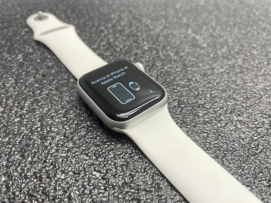 Apple Watch Series 5 40mm GPS Only Aluminium Silver (3 Month Warranty)  With White Straps