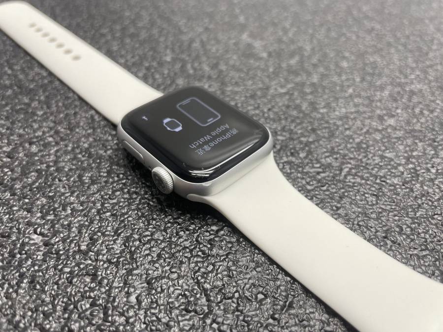 Apple Watch Series 5 40mm GPS Only Aluminium Silver (3 Month Warranty)  With White Straps