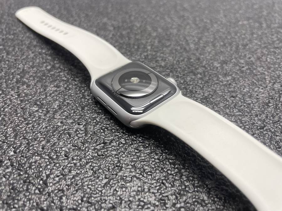 Apple Watch Series 5 40mm GPS Only Aluminium Silver (3 Month Warranty)  With White Straps