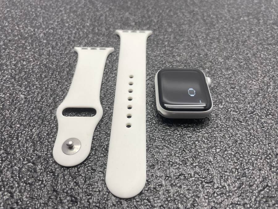 Apple Watch Series 5 40mm GPS Only Aluminium Silver (3 Month Warranty)  With White Straps