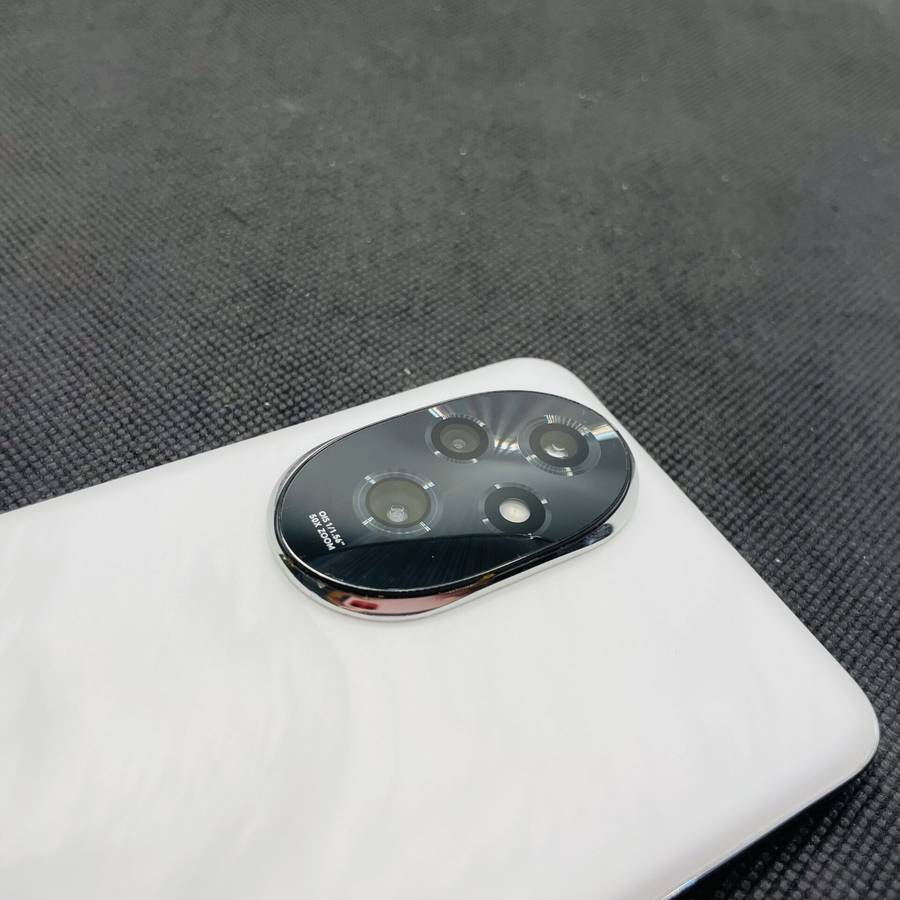 Honor 200 512GB Moonlight White (3 Month Warranty) - Cracked Camera And Minor LCD Burn