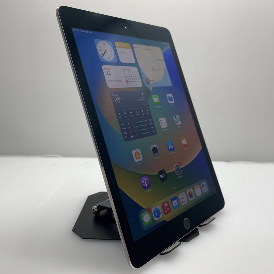 Apple iPad Pro 9.7"  1st Gen 128GB (Wi-Fi Only) Space Grey