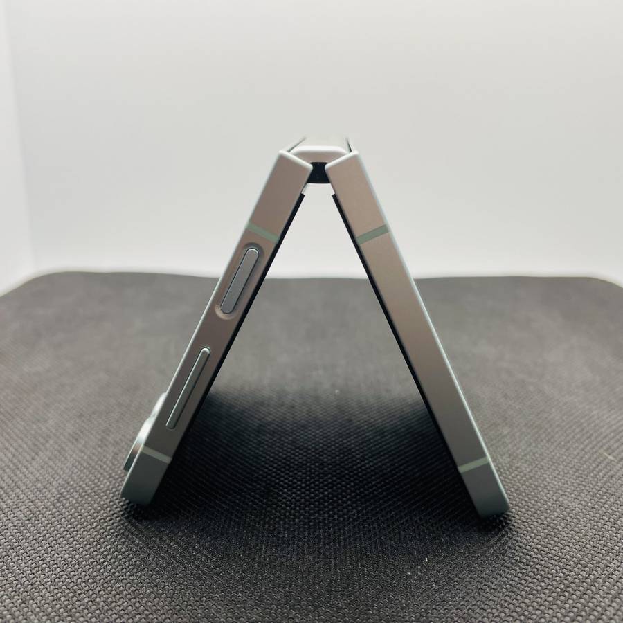 Samsung Galaxy Z Flip 6 256GB Mint  (Grade B)