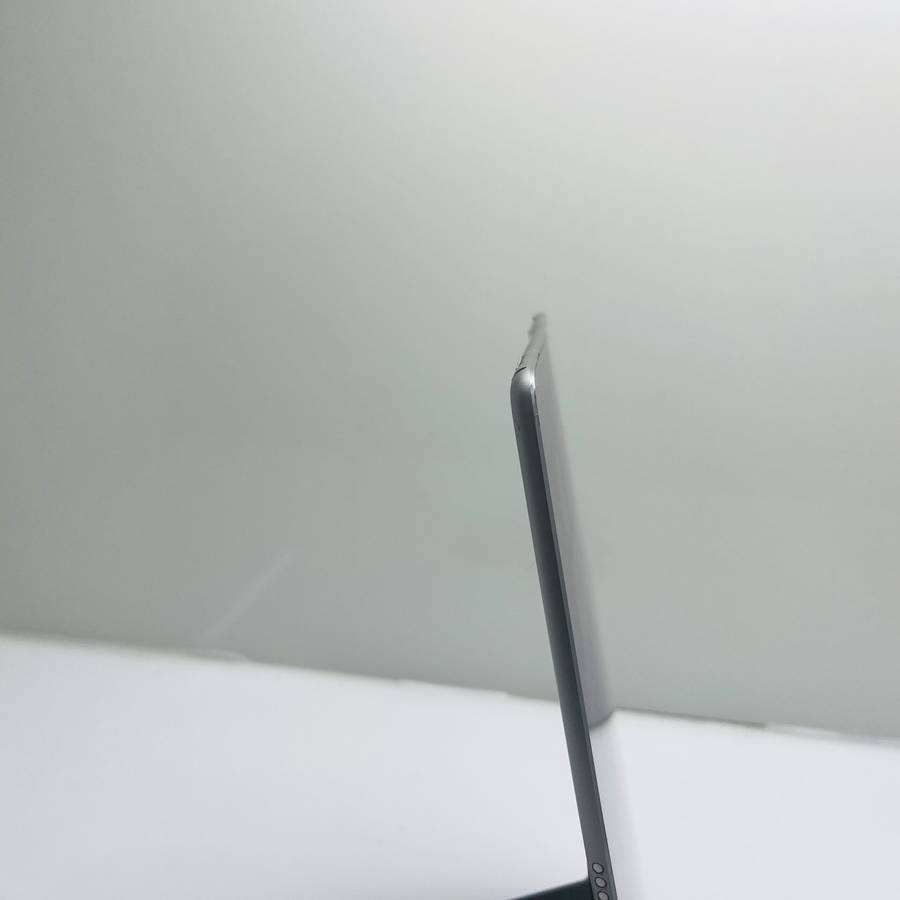 Apple iPad Pro 10.5 " (WiFi/Cell) 64GB Silver - (Grade B) - Bright Spot - No Touch ID