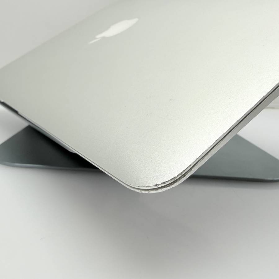 Apple Macbook Air 13-inch Core i5 1.8GHz (2017) 8GB RAM 128GB SSD Silver (Condition: Fair)