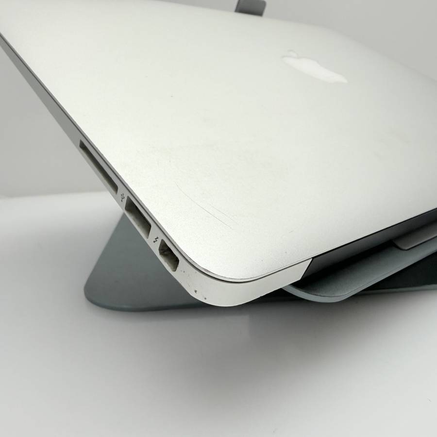Apple Macbook Air 13-inch Core i5 1.8GHz (2017) 8GB RAM 128GB SSD Silver (Condition: Fair)