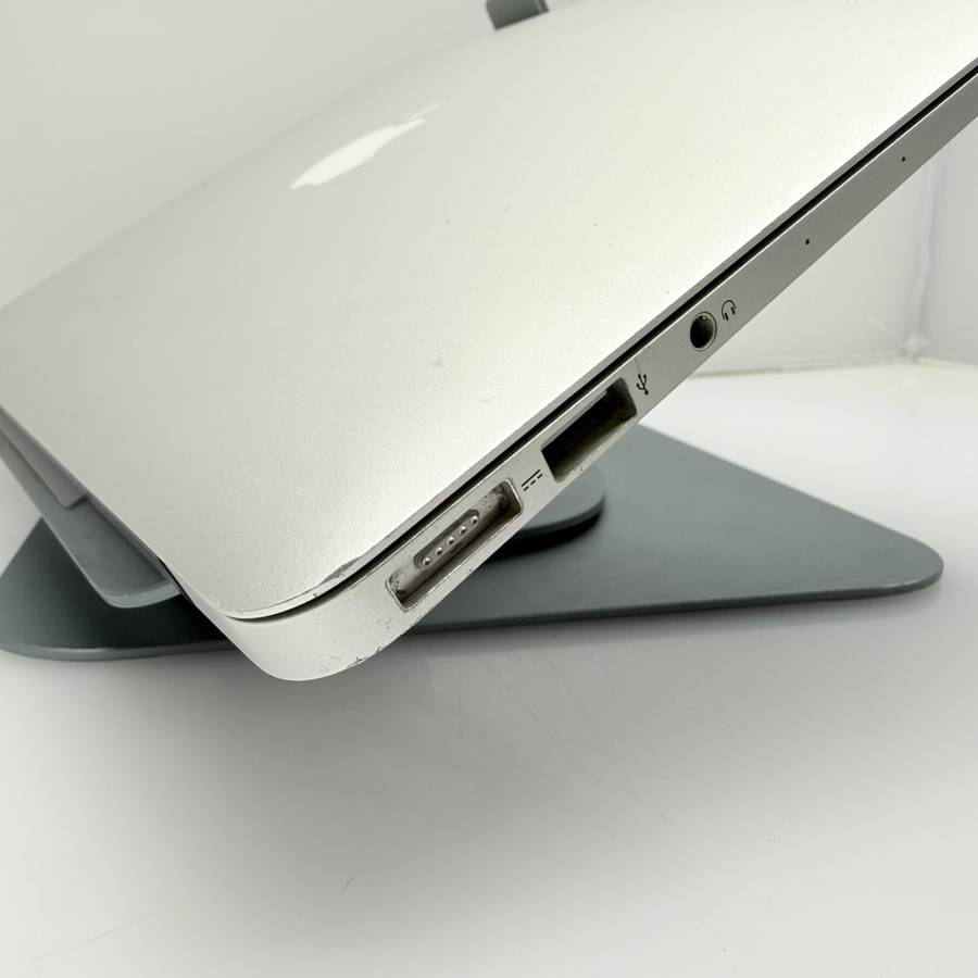 Apple Macbook Air 13-inch Core i5 1.8GHz (2017) 8GB RAM 128GB SSD Silver (Condition: Fair)
