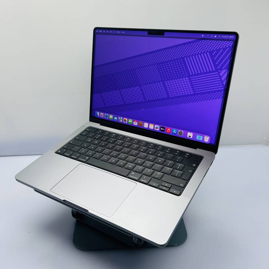 Apple MacBook Pro 14-inch "M3" 8 CPU/ 10 GPU (2023) 8GB RAM  512GB SSD Space Gray (Condition: Good)