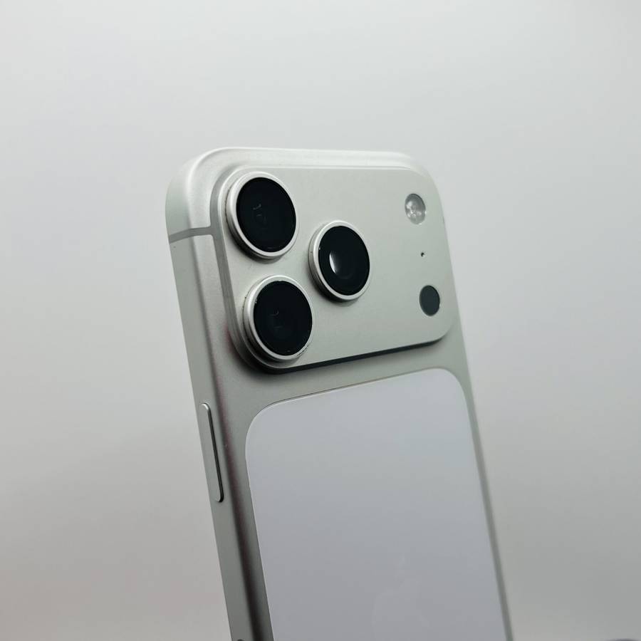 Apple iPhone 17 Pro 256GB Silver (Condition: Excellent)