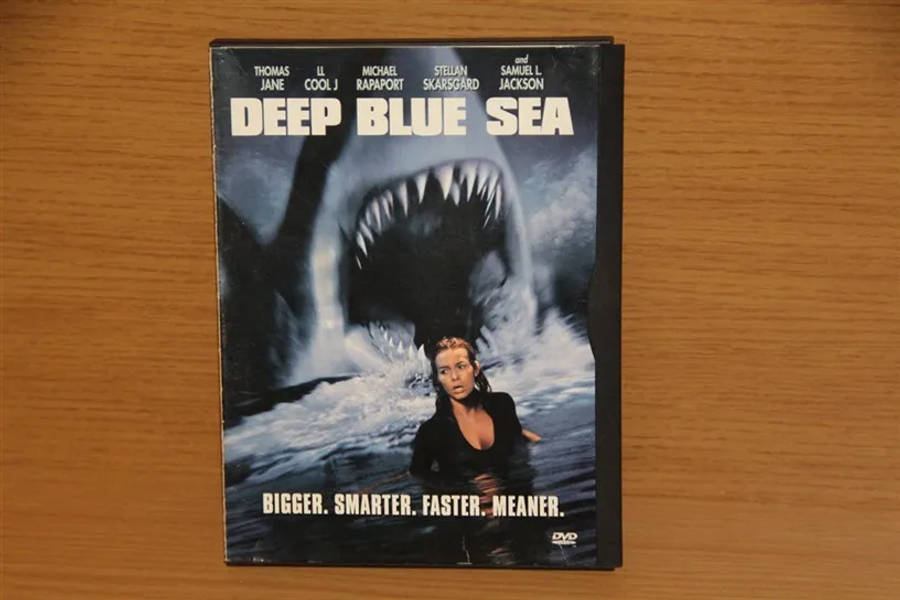 DVD Deep Blue Sea - Bigger. Faster. Smarter. Meaner.