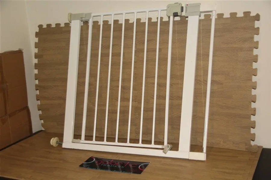 Safety Baby gate, in very good condition with 2 screws, 71cm but the screws will also add width.