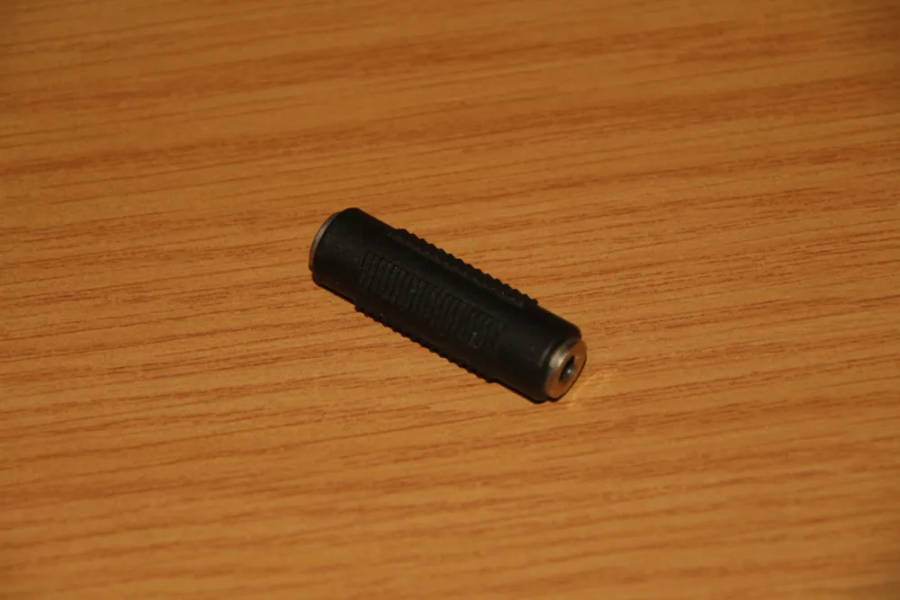 3.5mm female-to-female stereo audio coupler