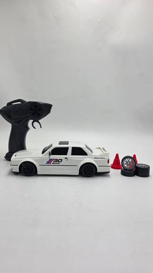 BMW E30 DRIFT & SPIN RC CAR  WHITE EDITION