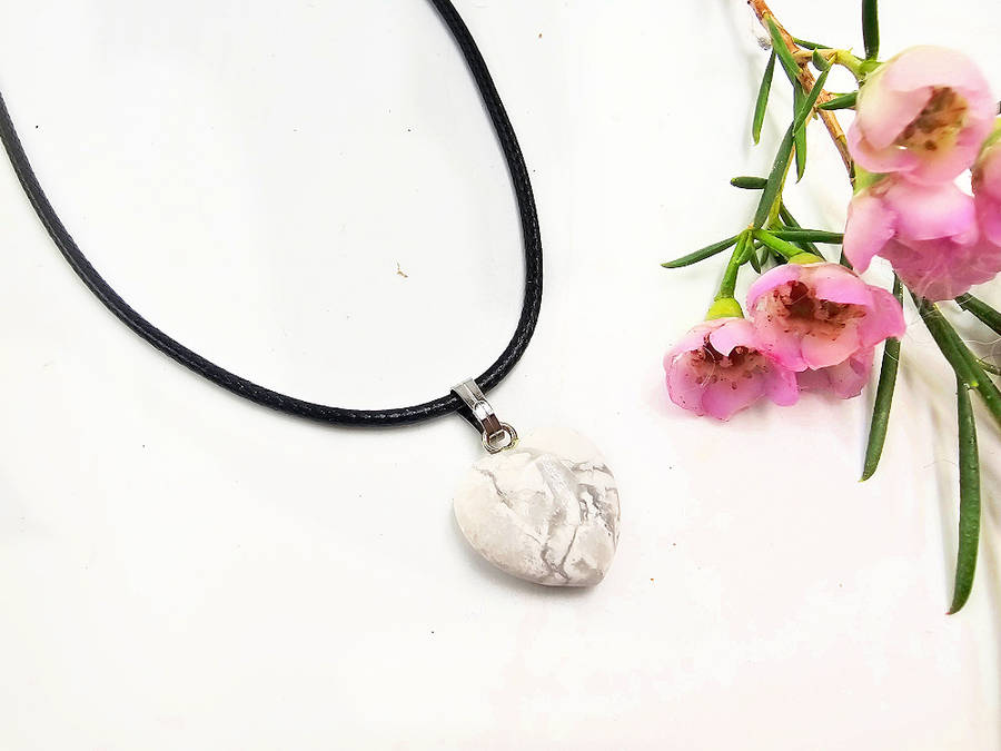 White Howlite Heart Necklace (1.5cm)