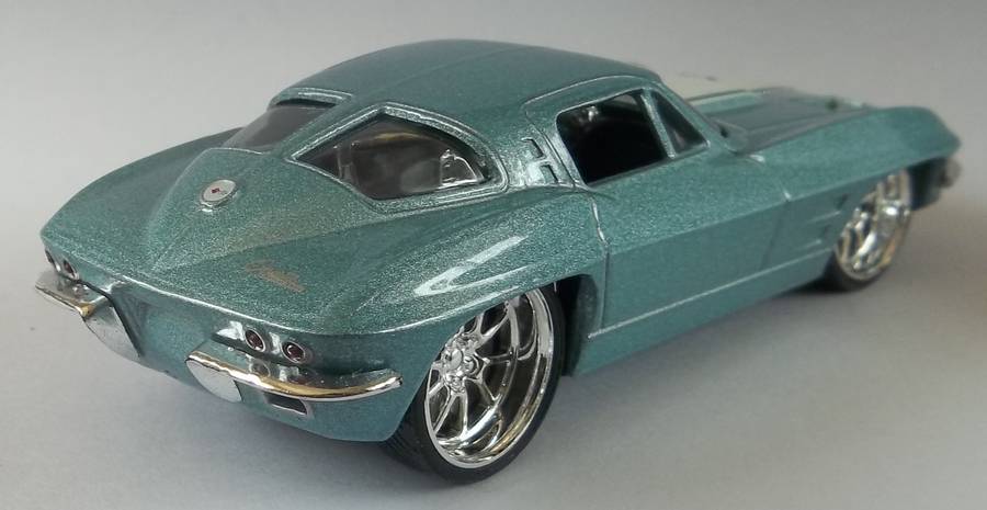 Hot Wheels 1/43 LARGER Scale 1963 Vhevrolet Corvette RUBBER TYRES Detailed Engine Hotwheels MATCHBOX