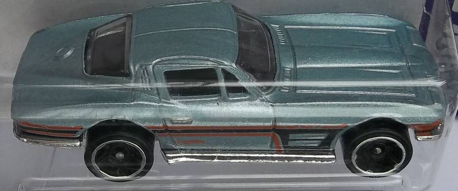 HOT WHEELS SHOWROOM Chevrolet Corvette 2013 HOTWHEELS Similar Scale to Matchbox