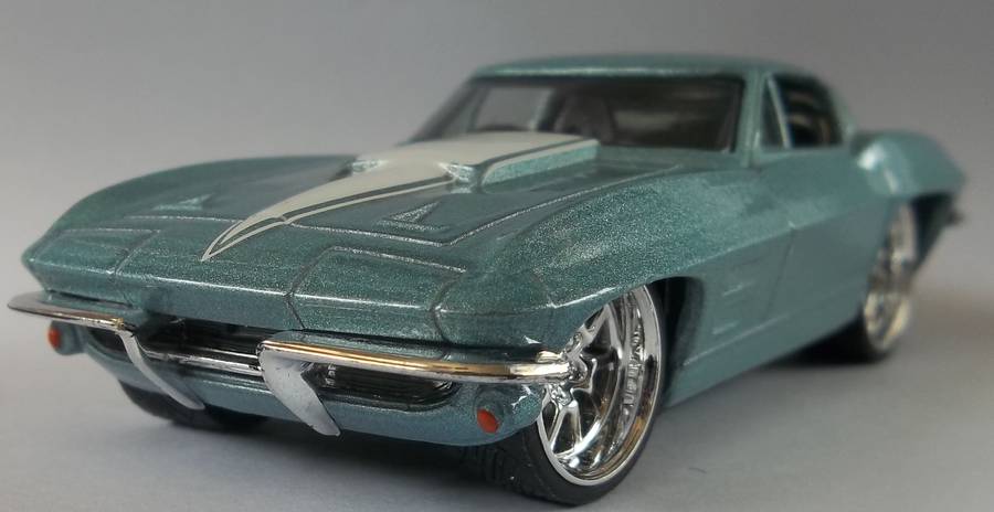 Hot Wheels 1/43 LARGER Scale 1963 Vhevrolet Corvette RUBBER TYRES Detailed Engine Hotwheels MATCHBOX