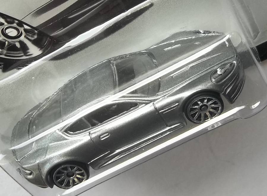 HOT WHEELS JAMES BOND 007 SERIES Aston Martin DBS HOTWHEELS similar Scale to Matchbox 2014