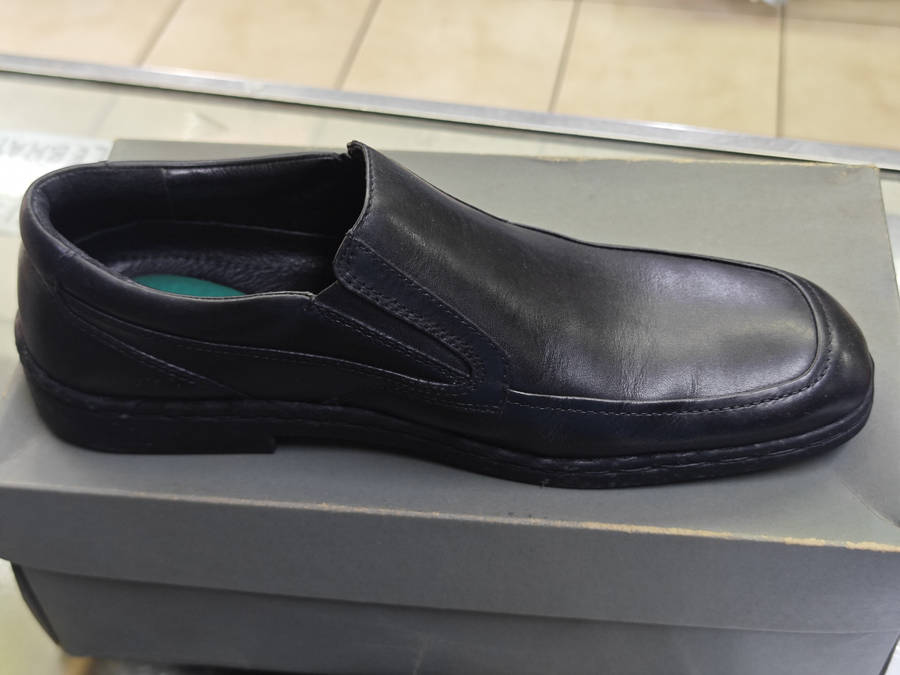 HUSH PUPPIES BLACK LEATHER SLIP ON (SIZE 10)