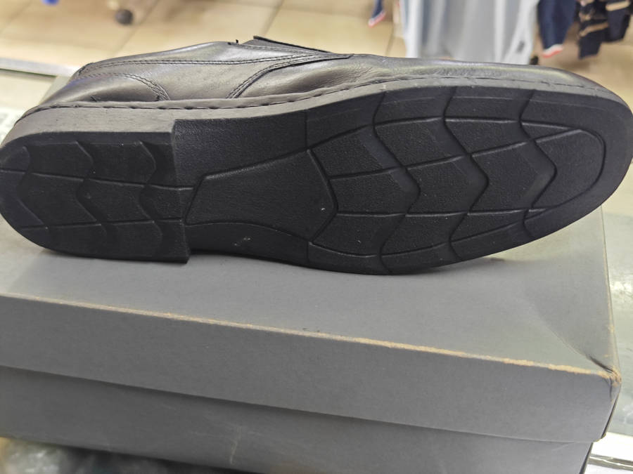 HUSH PUPPIES BLACK LEATHER SLIP ON (SIZE 10)