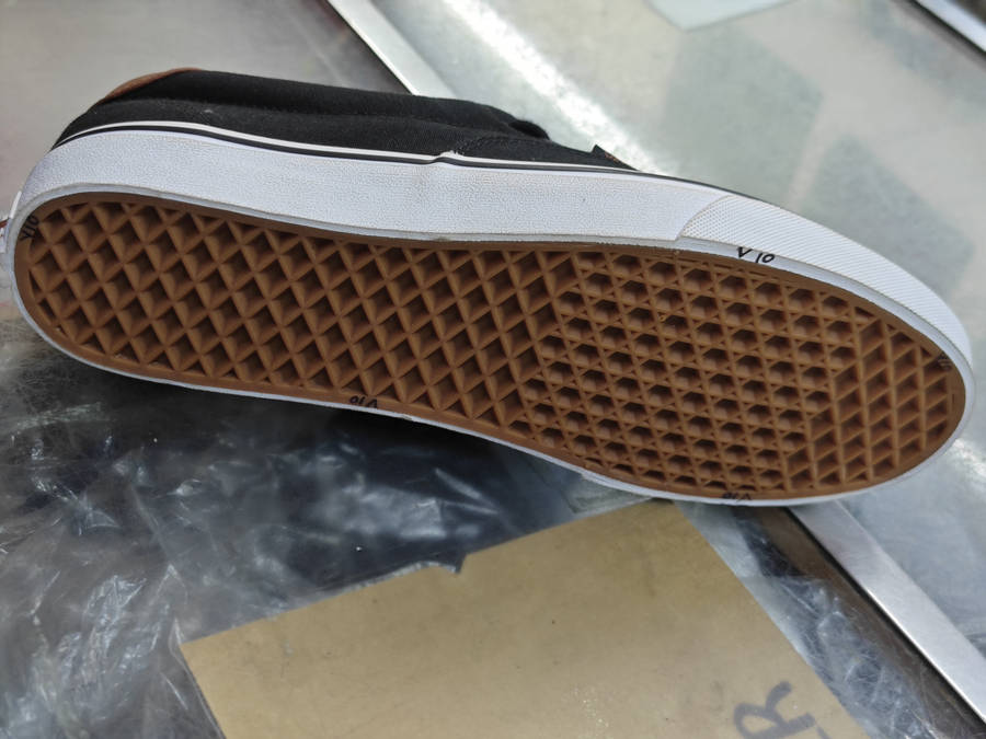 VANS AUTHENTIC BLACK SNEAKERS (SIZE 11)