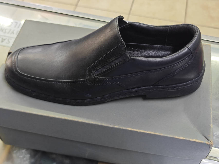 HUSH PUPPIES BLACK LEATHER SLIP ON (SIZE 10)