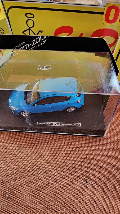 Mazda 3 Zoom Zoom (1:43) World Premier addition (Autoart)