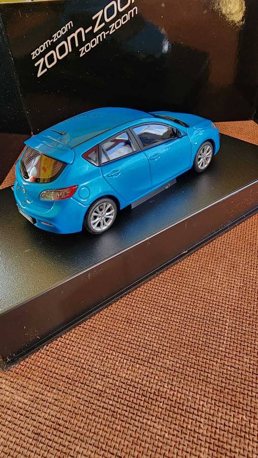Mazda 3 Zoom Zoom (1:43) World Premier addition (Autoart)