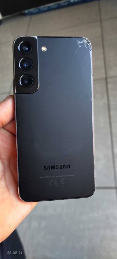 Samsung S22 256gb/8gb Dual SIM black colour {back glass has small crack}(Pre owned)