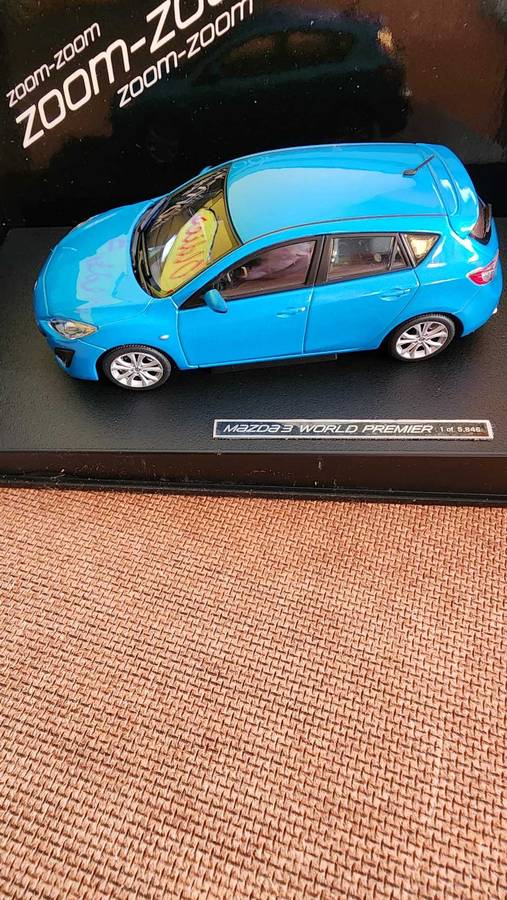 Mazda 3 Zoom Zoom (1:43) World Premier addition (Autoart)