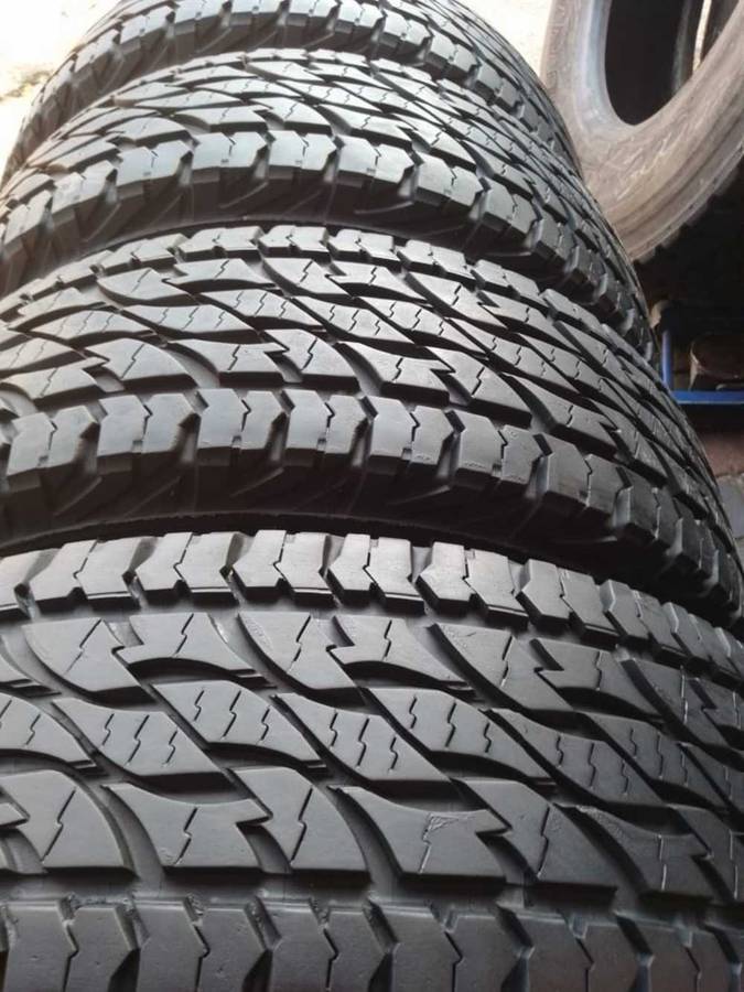 255/70/16 Bridgeston Dueler AT. 80% Life