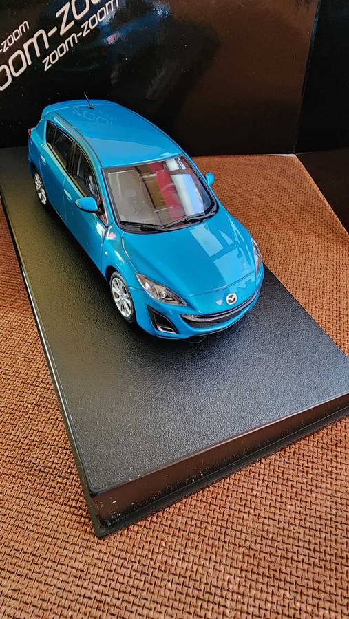 Mazda 3 Zoom Zoom (1:43) World Premier addition (Autoart)
