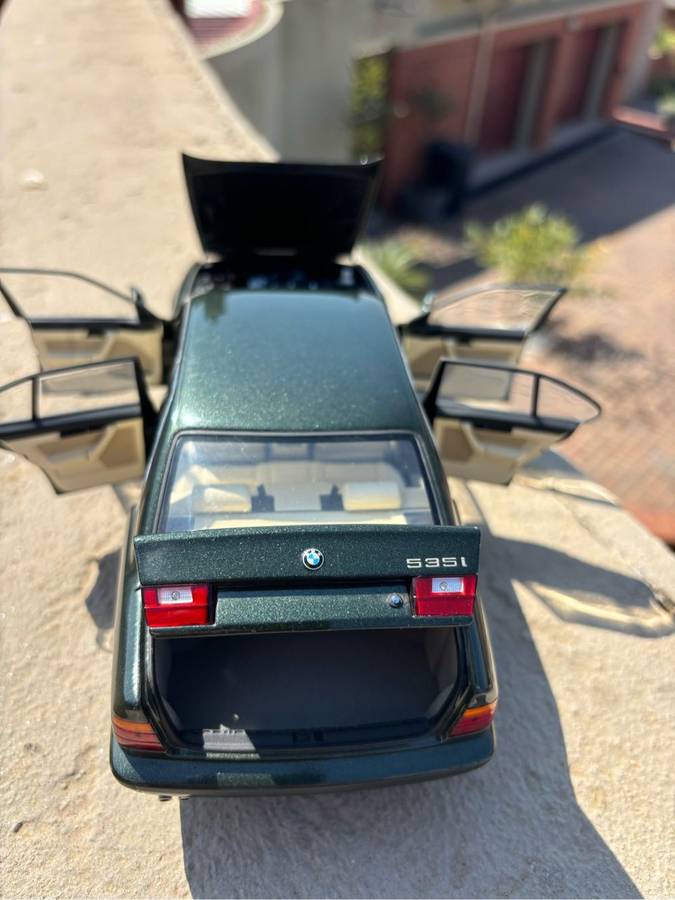 1988 BMW 535i E34 1/18 Green Diecast model