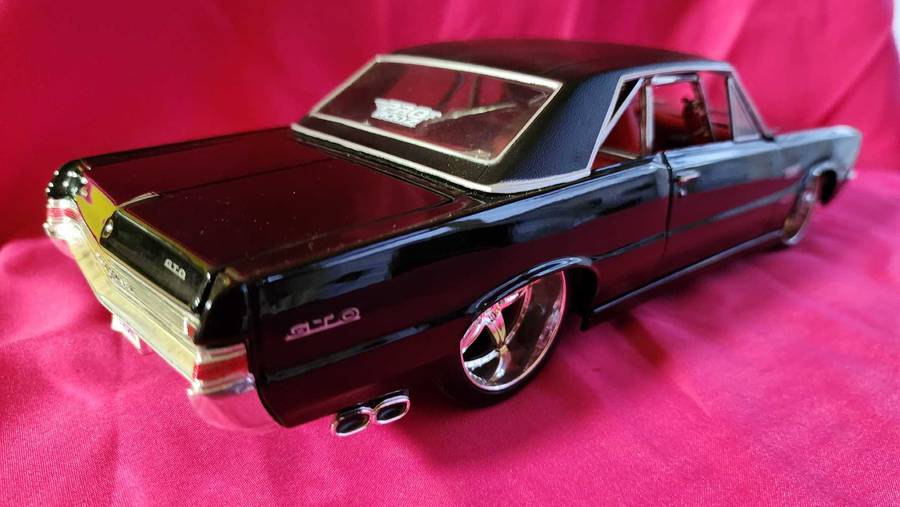 Pontiac GTO ( Corvette Engine ) 1:18