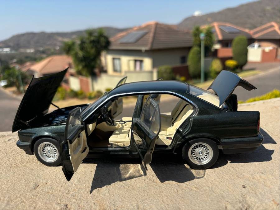 1988 BMW 535i E34 1/18 Green Diecast model