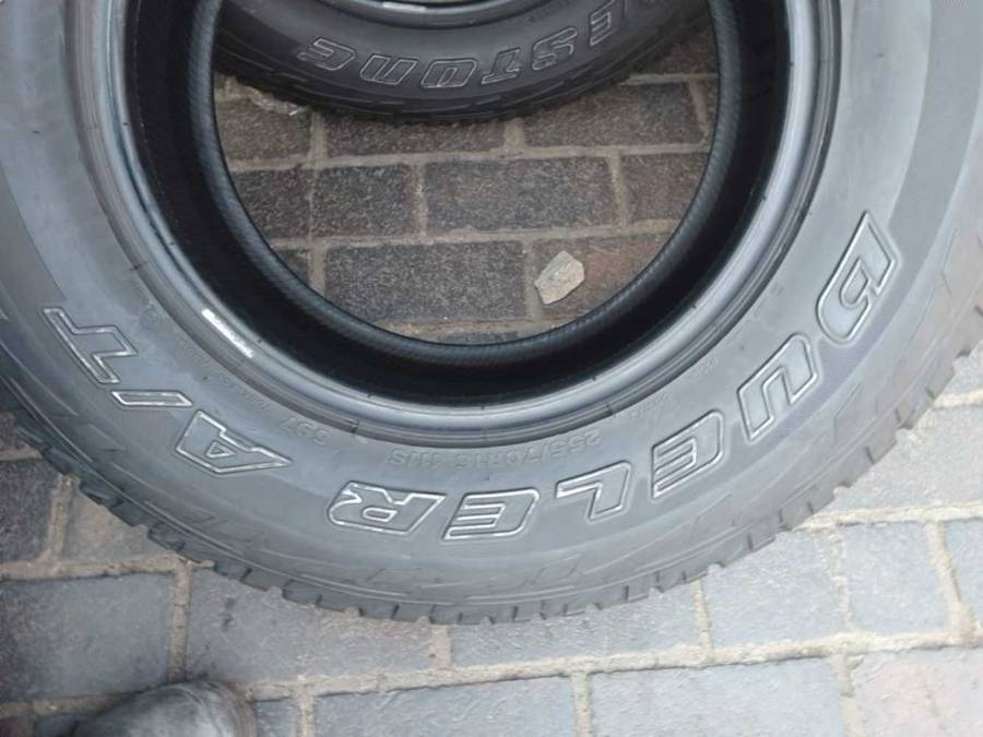 255/70/16 Bridgeston Dueler AT. 80% Life