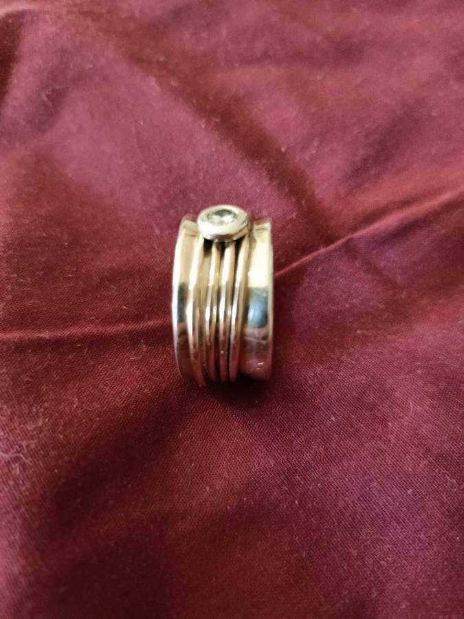 9ct Yellow and White gold ring with diamond