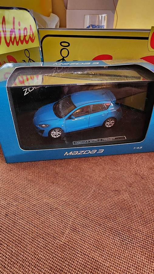 Mazda 3 Zoom Zoom (1:43) World Premier addition (Autoart)