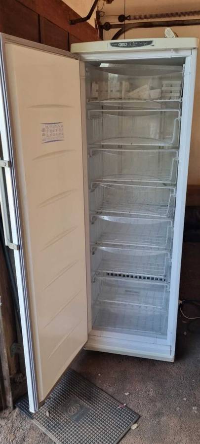 Spacious Upright Freezer! Defy Model F350 (Grade C, Affordable)