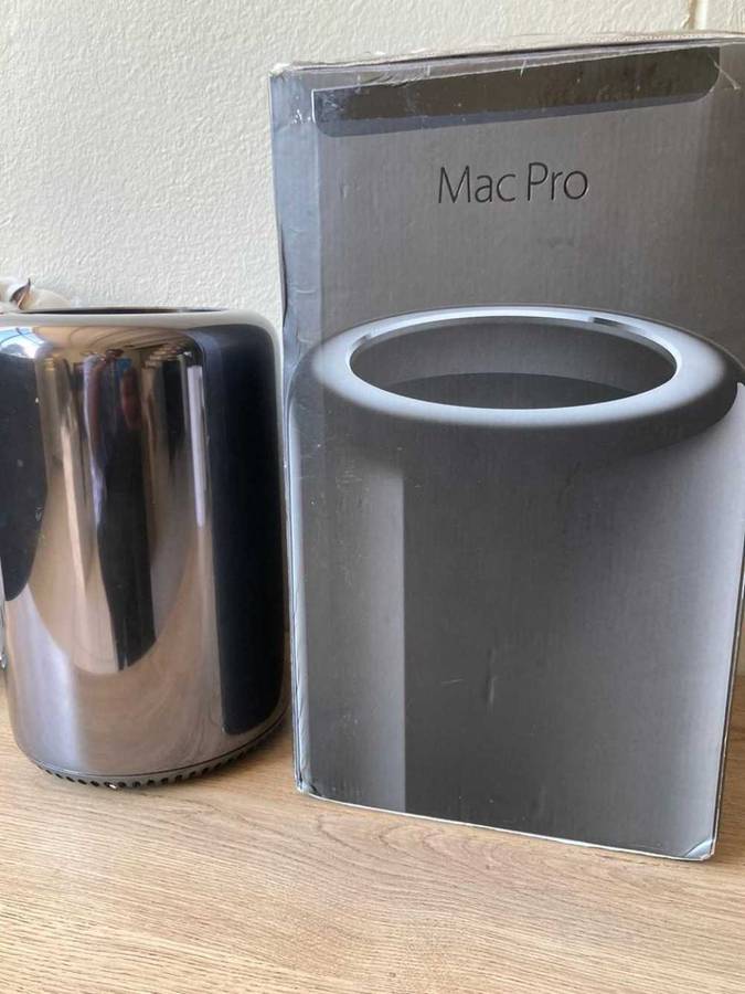 2013 Mac Pro with 3.7 Ghz Quad-core Xeon E5, 16GB RAM, 128GB SSD Excellent condition. Include BOX