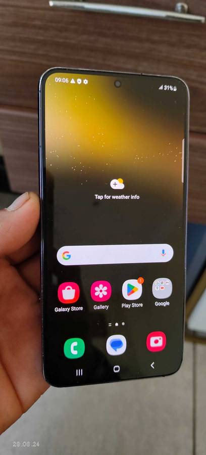 Samsung S22 256gb/8gb Dual SIM black colour {back glass has small crack}(Pre owned)