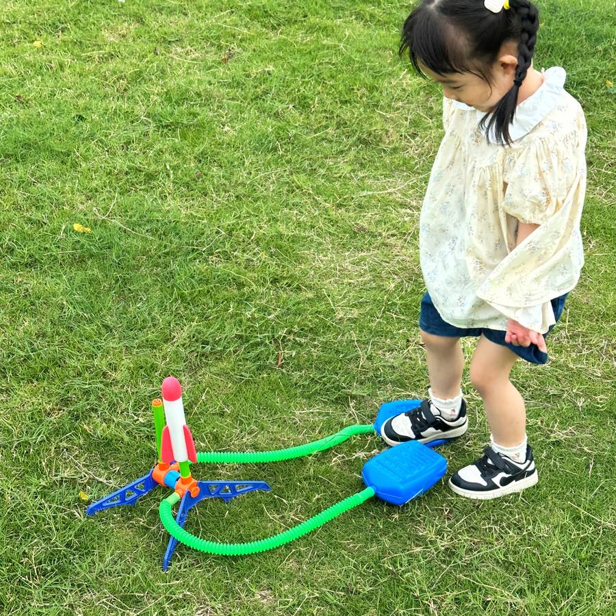 Childrens Toys Color 6 Rockets  1 Launch Pad Random Color