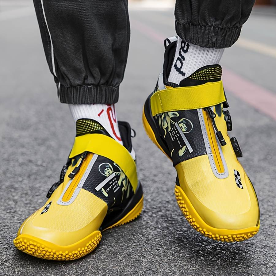 Sneakers Black And Golden Size Uk 3.5