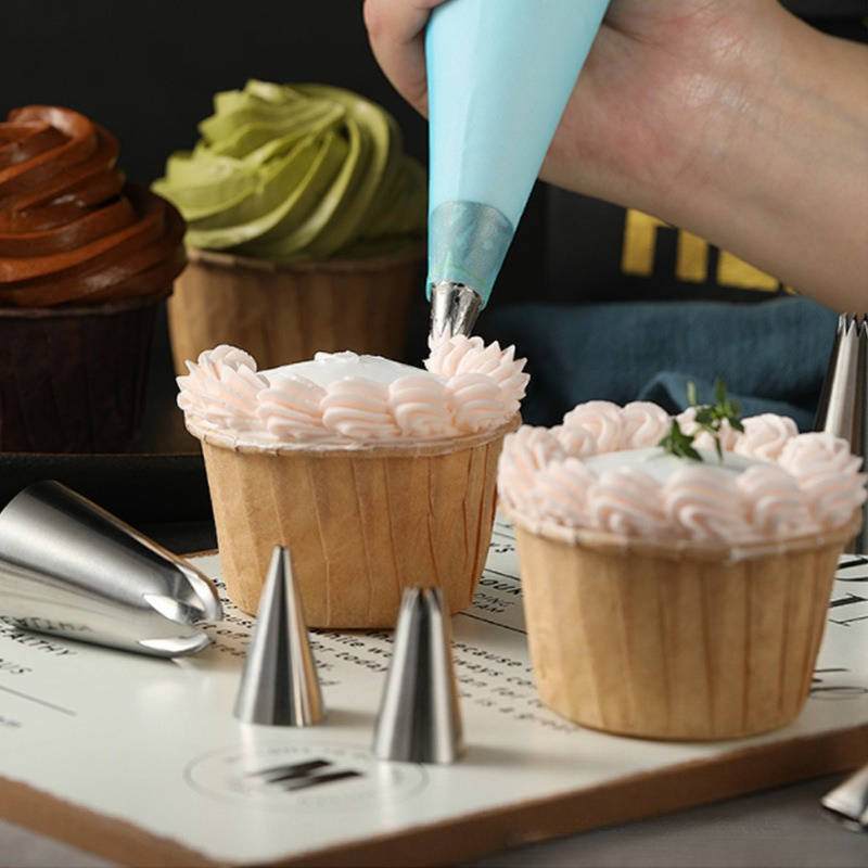 Professional Cake Decorating Head Color Green 14 Piece Piping Nozzle Set