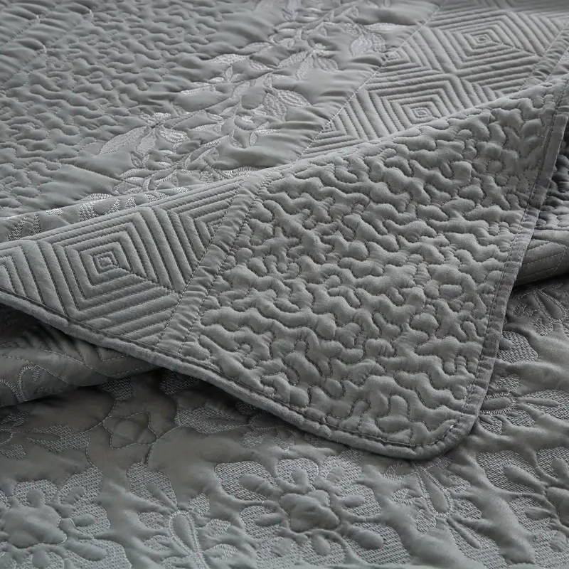 Luxury Three-Piece Bedding Set 229cm*229cm